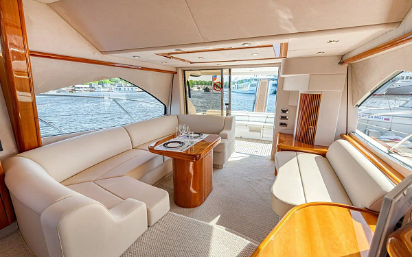 Аренда яхты Sunseeker Predator 50 в Москве - салон